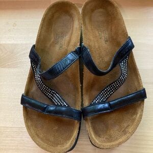 Used like new Naot Hawaii suede footbed size 39 sandals